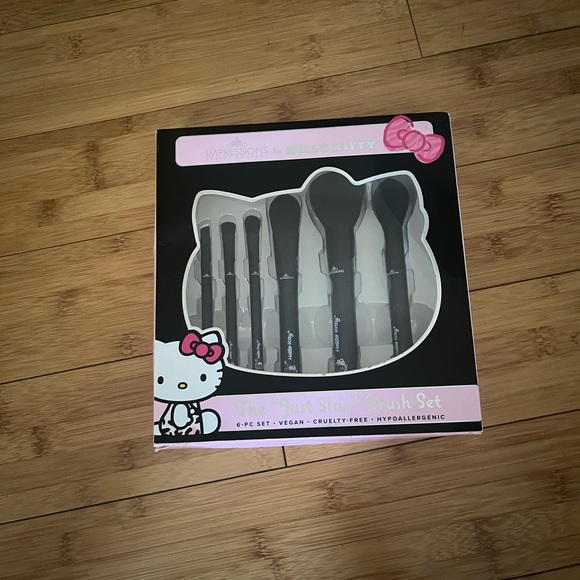 Hello Kitty Makeup Brushes - Picture 1 of 2
